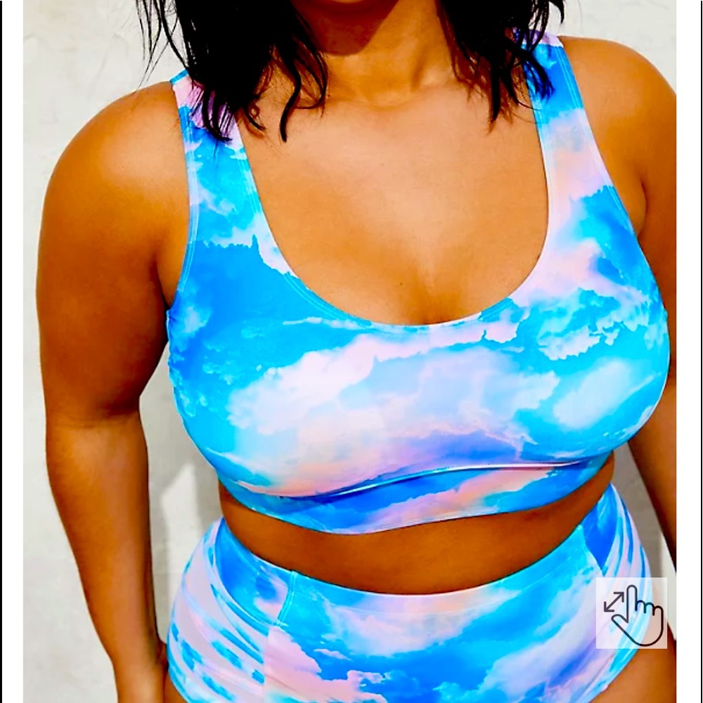 Size 3 Torrid NWT MULTI SKY WIRELESS SCOOP NECK BIKINI TOP
